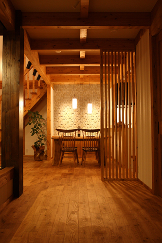 玄関からリビングを覗くとこんな感じです♪