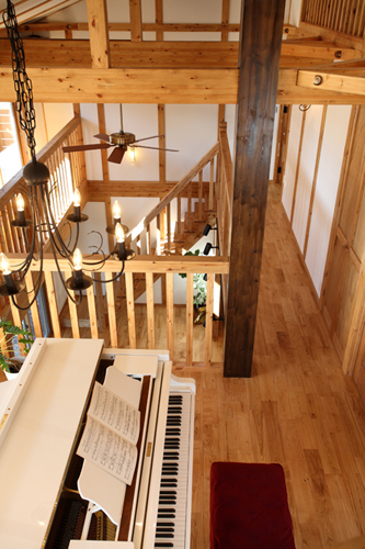 吹き抜けの2階は、開放感たっぷりです